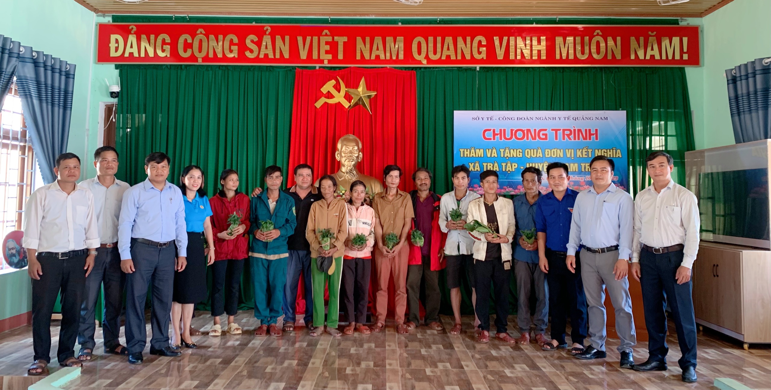 150 CÂY SÂM GIỐNG NGỌC LINH ĐƯỢC TRAO TẶNG CHO BÀ CON NGHÈO XÃ TRÀ TẬP, HUYỆN NAM TRÀ MY
